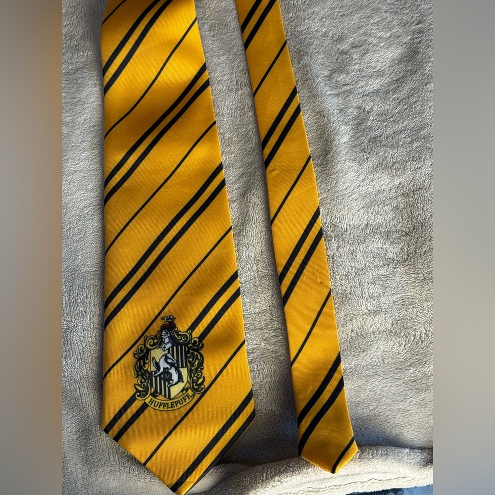 Official Harry Potter Hufflepuff House Crest Striped Yellow & Black Cosplay Tie‎ - Picture 7 of 7